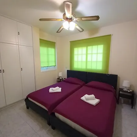 2 Bedroom Near Finikoudes Apartament *