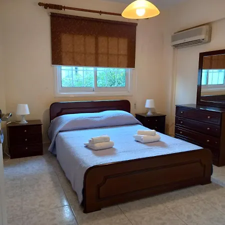 2 Bedroom Near Finikoudes Apartament *